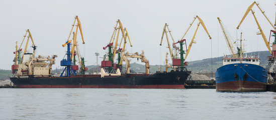 Naklejka premium Bulk cargo ship in a port