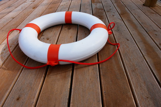 rettungsring auf holzboden