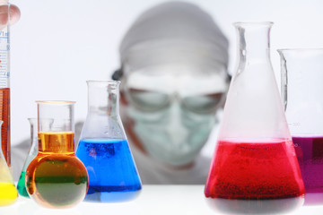 jemand mischt chemikalien