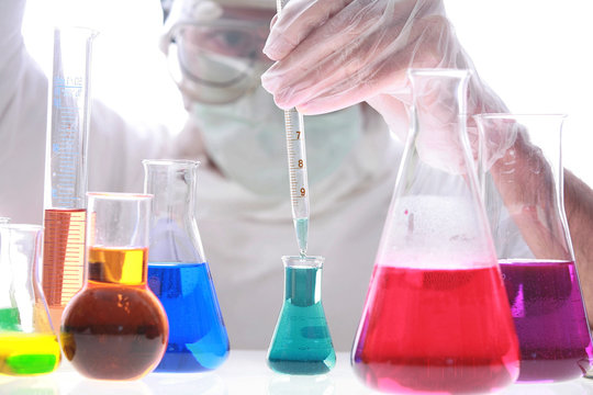 jemand mischt chemikalien