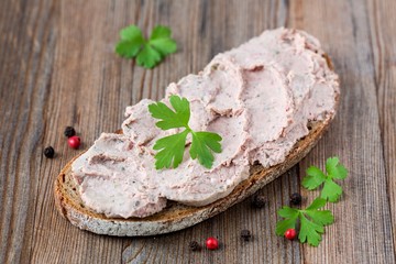 Roggenbrot mit Leberwurst