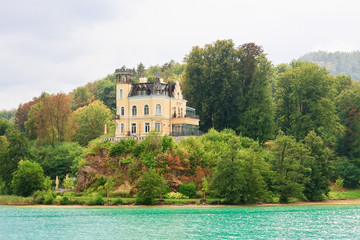 Obraz premium Reifnitz Castle on Lake Worth in Carinthia, Austria