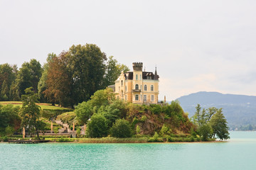 Fototapeta na wymiar Reifnitz Castle on Lake Worth in Carinthia, Austria