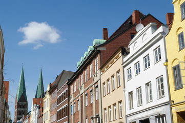 Fototapeta na wymiar Straßenzug in Lübeck mit Dom
