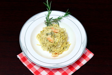 pasta con asparagi e gamberetti