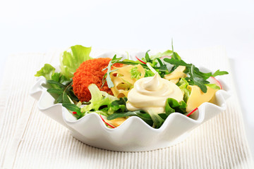 Green salad with cheese