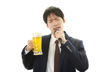 カラオケを楽しむサラリーマン