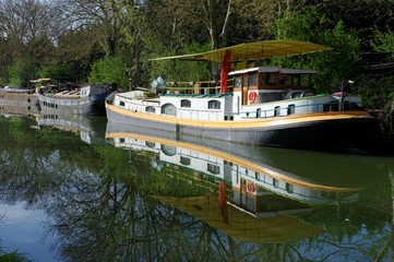Fototapeta na wymiar Péniches Canal du Midi 2