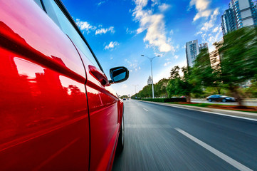 Obraz na płótnie Canvas jazdy samochodem na autostradzie przy dużych prędkościach