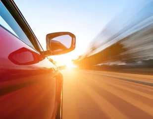 Crédence de cuisine en verre imprimé Voitures rapides voiture sur la route avec arrière-plan flou de mouvement.