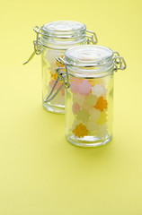 黄緑色の背景に容器にはいった金平糖