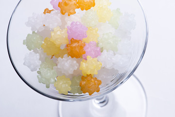 グラスにはいった金平糖のアップ