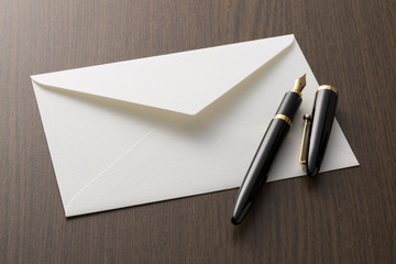 白色の封筒と万年筆