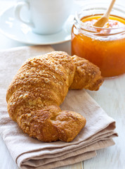 croissant, jam