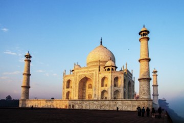 Fototapeta na wymiar The Taj under Golden sunrays of winter morn