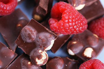 Шоколад с орехами и малина на голубом фоне