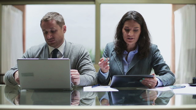 Businesspeople having an argue in the office, steadycam shot