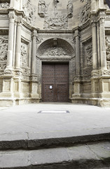 Fototapeta na wymiar Stare drewniane drzwi średniowiecznego kościoła