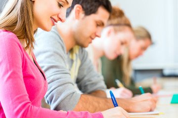 Universität Studenten schreiben Examen Test