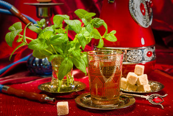 Fototapeta na wymiar Tradycyjny arabski herbata miętowa