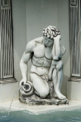 Скульптура мужчины с кувшином. Фрагмент фонтана