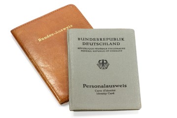 alter deutscher Personalausweis isoliert auf weißem Hintergrund