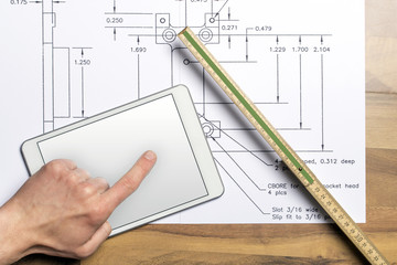 Technische Zeichnung mit Tablet und Hand