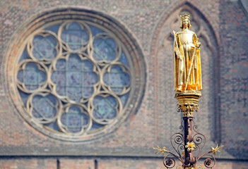 Fototapeta premium Golden statue in front of dutch parliament - The Hague, Neherla