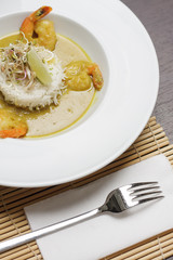 Shrimps with sauce, white rice and lime