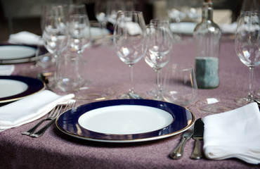 Fold round table with  napkins