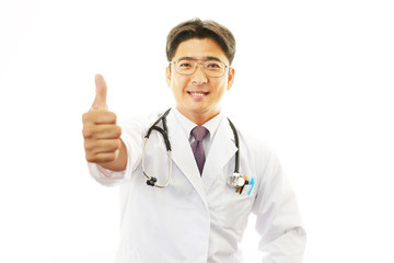ガッツポーズの医師