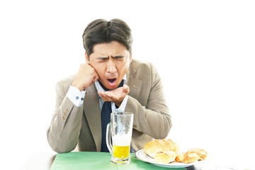 ビールを飲みすぎたサラリーマン