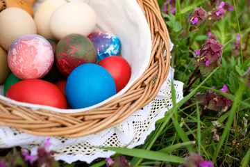 Fototapeta na wymiar wicker basket with colorful easter eggs