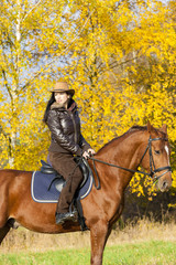 Obraz premium equestrian on horseback in autumnal nature