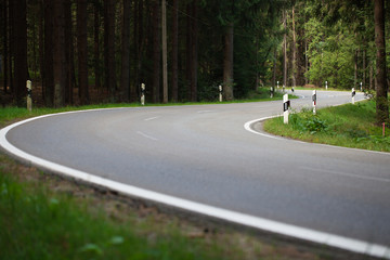 Landschaft - leere kurvige Landstraße - Serpentine