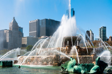 Buckingham Memorial Fountain in the center of Grant Park in Chicago downtown, Illinois, USA © EleSi