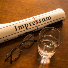 impressum zeitung, glas wasser, brille