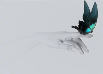 Crédence de cuisine en verre imprimé Papillon papillon sur la main de la femme. En mouvement
