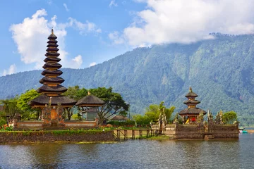Foto op Aluminium Ulun Danu-tempel aan het Beratan-meer, Bali, Indonesië © Oleksandr Dibrova