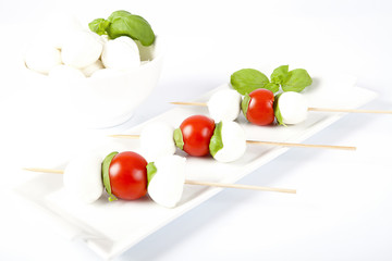 Spiedini di mozzarelle fresche,pomodori e basilico