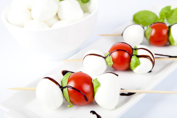 Mozzarella con pomodoro e basilico