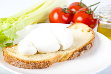 Treccia di mozzarella sulla fetta di pane