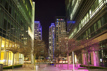Naklejka premium LONDON, CANARY WHARF UK - APRIL 4, 2014 Canary Wharf square view