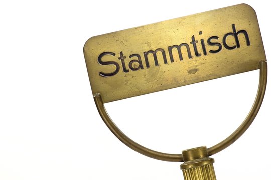 Stammtischschild vor wei&szlig;em Hintergrund