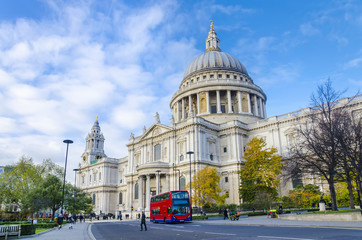 Obraz premium Katedra św. Pawła i czerwone autobusy piętrowe, Londyn, Wielka Brytania