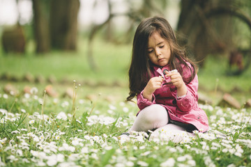 Fototapeta premium Little girl in the spring field