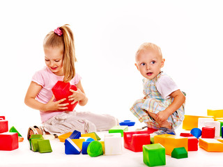 Children play building blocks.