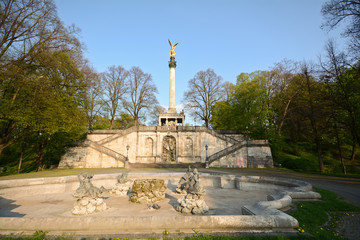 Friedensengel München mit Brunnen und Freitreppe in Bogenhausen