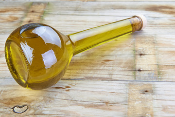 Aceite de oliva virgen extra en botella de lujo sobre madera