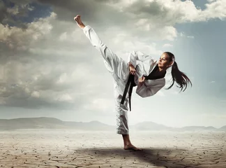 Rolgordijnen Karate girl kick © Fotokvadrat